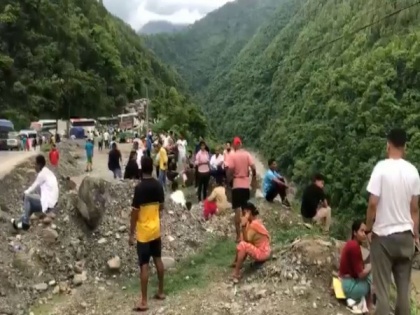 Thousands stranded on Nepal highway as landslide blocks road | Thousands stranded on Nepal highway as landslide blocks road