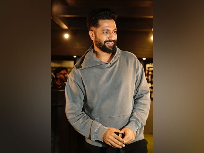 Vicky kaushal flaunts his full-grown thick beard in 'carfie' | Vicky kaushal flaunts his full-grown thick beard in 'carfie'