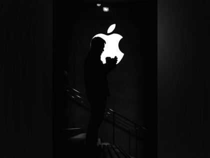 Apple becomes first publicly traded company to end trading day above USD 3 trillion | Apple becomes first publicly traded company to end trading day above USD 3 trillion