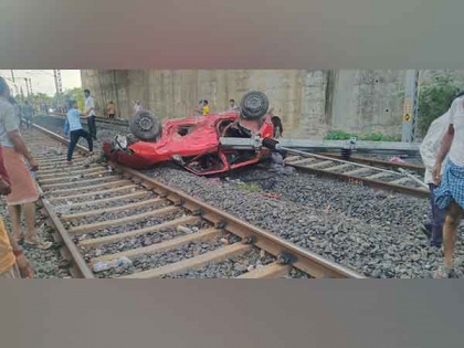 Maharashtra: car veers off flyover in Nagpur and fell on railway track, 5 injured | Maharashtra: car veers off flyover in Nagpur and fell on railway track, 5 injured