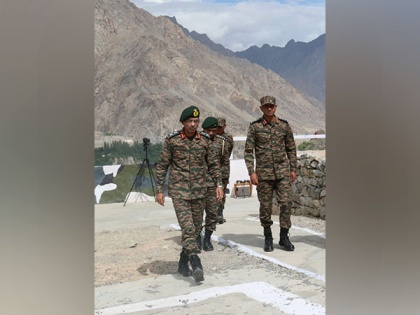 Vice-chief of army staff visits forward areas of Kargil, pays homage to fallen jawans | Vice-chief of army staff visits forward areas of Kargil, pays homage to fallen jawans