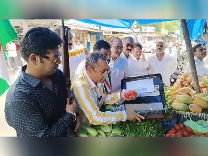 MP: Congress workers stage unique protest against vegetable price rise in Bhopal; buy vegetables carrying briefcase, gun | MP: Congress workers stage unique protest against vegetable price rise in Bhopal; buy vegetables carrying briefcase, gun