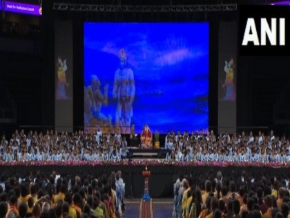 US: 10,000 people gather at Allen East Center in Texas to recite Bhagavad Gita on occasion of Guru Purnima | US: 10,000 people gather at Allen East Center in Texas to recite Bhagavad Gita on occasion of Guru Purnima