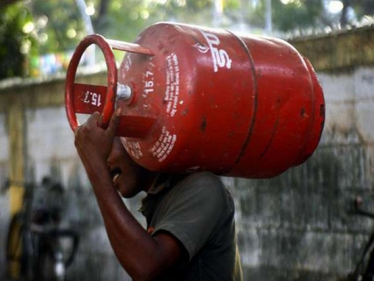 Commercial LPG gas cylinder price hiked by Rs 7 | Commercial LPG gas cylinder price hiked by Rs 7