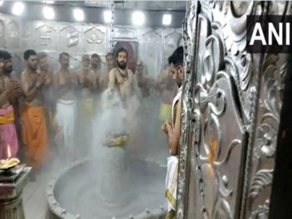 MP: Huge devotees throng Mahakaleshwar temple in Ujjain on first day of Shravan month; special Bhasma Aarti performed | MP: Huge devotees throng Mahakaleshwar temple in Ujjain on first day of Shravan month; special Bhasma Aarti performed
