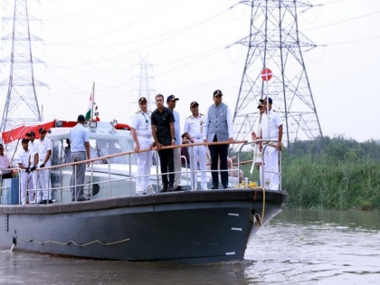 Delhi LG, NGT chairperson inspect navigable stretch of Yamuna on Navy boat | Delhi LG, NGT chairperson inspect navigable stretch of Yamuna on Navy boat