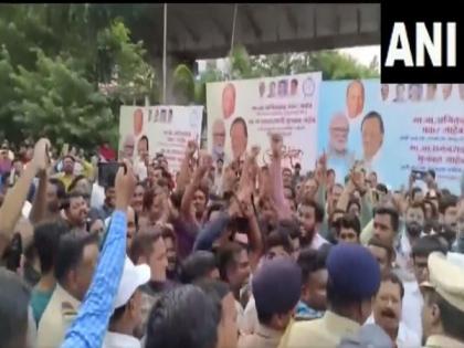 Nashik: Scuffle between supporters of Sharad Pawar and Ajit Pawar | Nashik: Scuffle between supporters of Sharad Pawar and Ajit Pawar