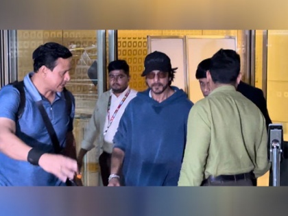 SRK spotted at Mumbai airport amid rumours of accident in US | SRK spotted at Mumbai airport amid rumours of accident in US