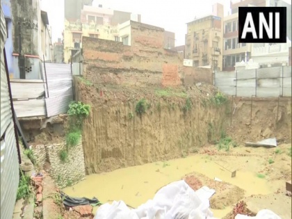Portion of building collapses due to heavy rain in UP's Lucknow | Portion of building collapses due to heavy rain in UP's Lucknow