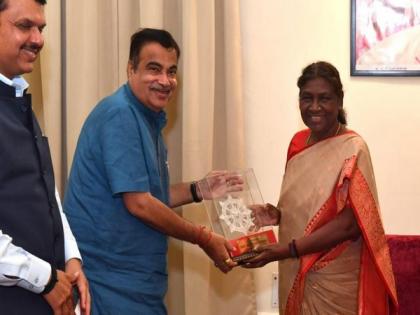 Union Minister Nitin Gadkari meets President Droupadi Murmu at Nagpur Raj Bhavan | Union Minister Nitin Gadkari meets President Droupadi Murmu at Nagpur Raj Bhavan