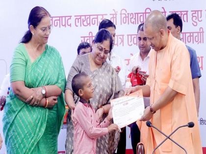 UP: CM Yogi distributes educational kits to children rescued from beggary under Mukhya Mantri Bal Seva Yojana | UP: CM Yogi distributes educational kits to children rescued from beggary under Mukhya Mantri Bal Seva Yojana
