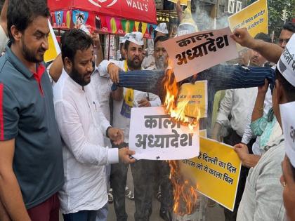Delhi: AAP takes to streets, burns "effigies" of Centre's ordinance | Delhi: AAP takes to streets, burns "effigies" of Centre's ordinance