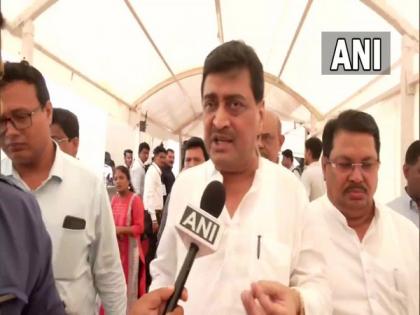 Congress leader Ashok Chavan dismisses speculations of joining hands with BJP; Shinde faction MLA claims Cong will split | Congress leader Ashok Chavan dismisses speculations of joining hands with BJP; Shinde faction MLA claims Cong will split
