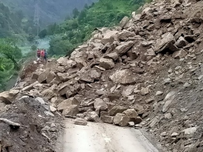 Uttarakhand: Badrinath National Highway shut near Chhinka due to boulders falling from hill | Uttarakhand: Badrinath National Highway shut near Chhinka due to boulders falling from hill
