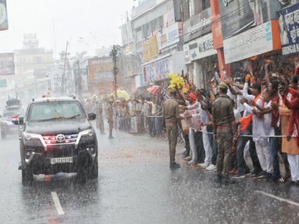 People line up in heavy rain to welcome PM Modi in UP's Gorakhpur | People line up in heavy rain to welcome PM Modi in UP's Gorakhpur