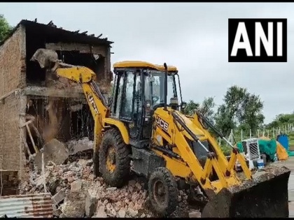 MP: Local administration demolishes illegal construction of main accused of minor gang rape case in Indore | MP: Local administration demolishes illegal construction of main accused of minor gang rape case in Indore