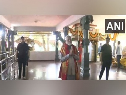 Telangana: PM Modi offers prayers at Bhadrakali Temple in Warangal | Telangana: PM Modi offers prayers at Bhadrakali Temple in Warangal