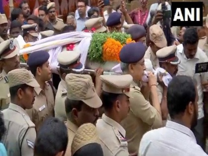 Top Tamil Nadu Police officers pay last respects to DIG Vijayakumar | Top Tamil Nadu Police officers pay last respects to DIG Vijayakumar