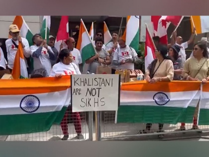 Canada: Indian community waves Tricolour outside consulate countering pro-Khalistani protesters | Canada: Indian community waves Tricolour outside consulate countering pro-Khalistani protesters