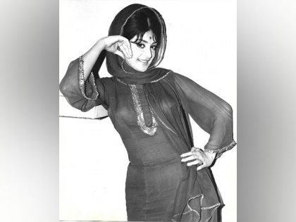 Saira Banu flaunts her "22 inch waistline" in throwback picture, says "Only if time could be stopped" | Saira Banu flaunts her "22 inch waistline" in throwback picture, says "Only if time could be stopped"