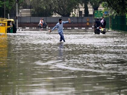 Delhi breaks 41-year rainfall record, govt issues flood warning | Delhi breaks 41-year rainfall record, govt issues flood warning Delhi breaks 41-year rainfall record, govt issues flood warning | Delhi breaks 41-year rainfall record, govt issues flood warning