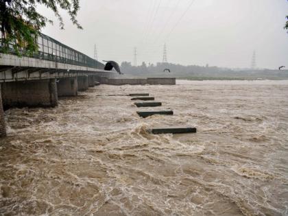 Delhi: Orange alert sounded as Yamuna flows over danger mark at 206.04 mm | Delhi: Orange alert sounded as Yamuna flows over danger mark at 206.04 mm