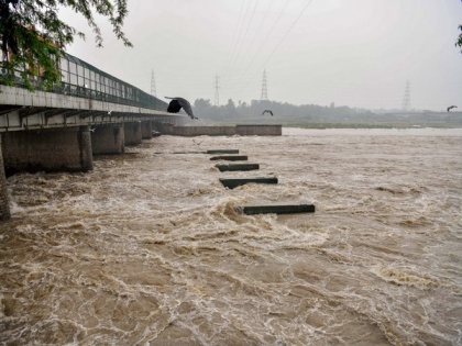 Delhi: Yamuna flows over danger mark at 206.24 mm | Delhi: Yamuna flows over danger mark at 206.24 mm