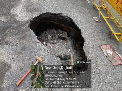 Road caves in near India Gate, affects traffic | Road caves in near India Gate, affects traffic