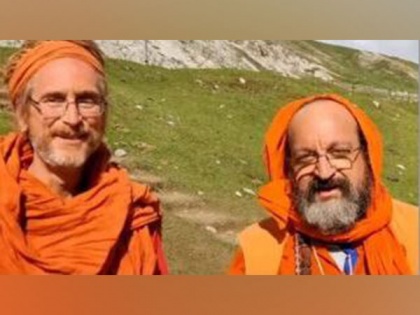 Amarnath Yatra: No boundaries for spirituality as two US nationals fulfil their 40-year dream  | Amarnath Yatra: No boundaries for spirituality as two US nationals fulfil their 40-year dream 