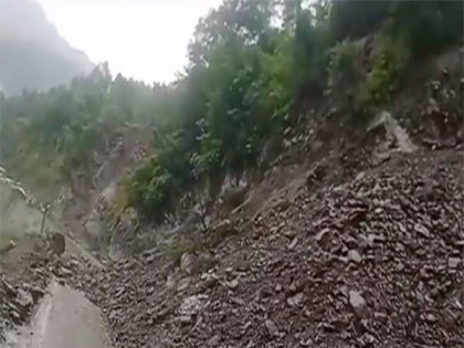 Uttarakhand: Roadblock near Chhinka after boulder rolls off hill | Uttarakhand: Roadblock near Chhinka after boulder rolls off hill