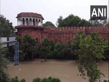 Delhi: Water reaches Red Fort as Yamuna overflows | Delhi: Water reaches Red Fort as Yamuna overflows