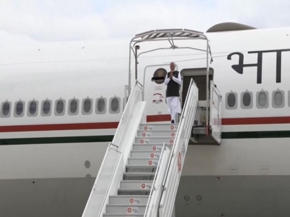 PM Narendra Modi arrives in France, welcomed by French PM Elisabeth Borne at Paris airport | PM Narendra Modi arrives in France, welcomed by French PM Elisabeth Borne at Paris airport