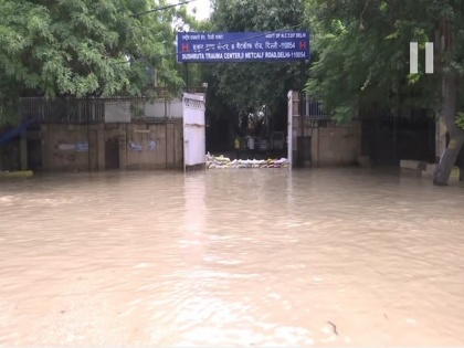 Delhi: Patients shifted to safer places as flood water enters Sushruta Trauma Centre | Delhi: Patients shifted to safer places as flood water enters Sushruta Trauma Centre