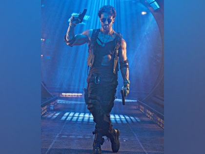 Tiger Shroff leaves fans drooling with his new pictures from 'Bade Miyan Chote Miyan' | Tiger Shroff leaves fans drooling with his new pictures from 'Bade Miyan Chote Miyan'