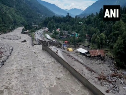 Himachal Pradesh: Kandi-Katoula road towards Kullu blocked due to landslide | Himachal Pradesh: Kandi-Katoula road towards Kullu blocked due to landslide