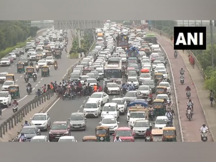 Delhi: Commuters troubled by waterlogging in several parts, traffic diversions made | Delhi: Commuters troubled by waterlogging in several parts, traffic diversions made