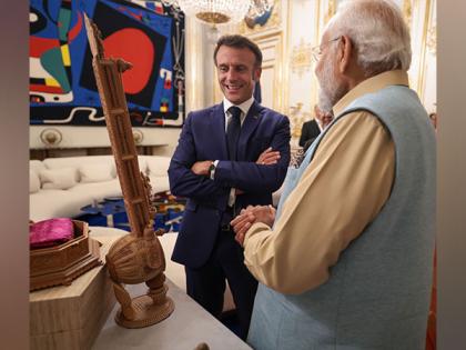 PM Modi gifts sandalwood sitar to French President Macron | PM Modi gifts sandalwood sitar to French President Macron PM Modi gifts sandalwood sitar to French President Macron | PM Modi gifts sandalwood sitar to French President Macron