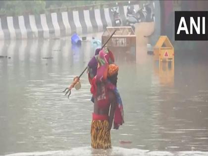 Delhi: Commuters face difficulties as severe waterlogging persists in Yamuna adjoining areas | Delhi: Commuters face difficulties as severe waterlogging persists in Yamuna adjoining areas Delhi: Commuters face difficulties as severe waterlogging persists in Yamuna adjoining areas | Delhi: Commuters face difficulties as severe waterlogging persists in Yamuna adjoining areas