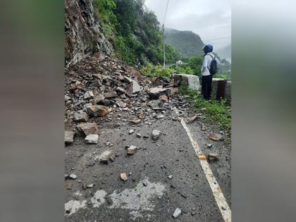 Uttarakhand: Yamunotri, Badrinath roads blocked due to falling debris | Uttarakhand: Yamunotri, Badrinath roads blocked due to falling debris Uttarakhand: Yamunotri, Badrinath roads blocked due to falling debris | Uttarakhand: Yamunotri, Badrinath roads blocked due to falling debris