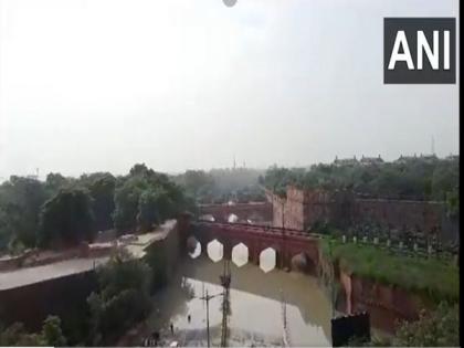 Delhi: River Yamuna water level recedes gradually, shut water plants to be operational soon | Delhi: River Yamuna water level recedes gradually, shut water plants to be operational soon Delhi: River Yamuna water level recedes gradually, shut water plants to be operational soon | Delhi: River Yamuna water level recedes gradually, shut water plants to be operational soon