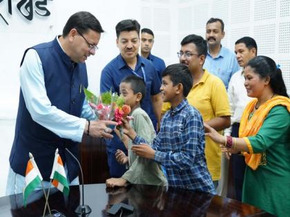 Uttarakhand CM meets students of Vanraji community studying in Vanvasi Vidyalaya Doon Sanskriti School | Uttarakhand CM meets students of Vanraji community studying in Vanvasi Vidyalaya Doon Sanskriti School