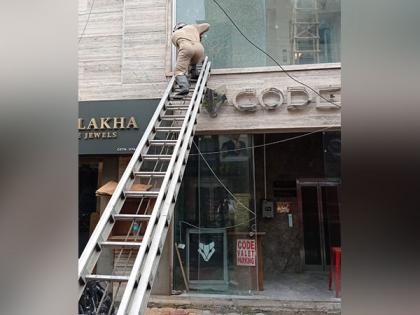 Delhi Fire Service rescues 10 stuck in lift in South Extension club | Delhi Fire Service rescues 10 stuck in lift in South Extension club Delhi Fire Service rescues 10 stuck in lift in South Extension club | Delhi Fire Service rescues 10 stuck in lift in South Extension club
