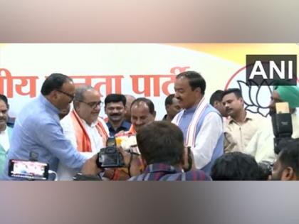 UP: Former Samajwadi Party MLA Dara Singh Chauhan joins BJP | UP: Former Samajwadi Party MLA Dara Singh Chauhan joins BJP UP: Former Samajwadi Party MLA Dara Singh Chauhan joins BJP | UP: Former Samajwadi Party MLA Dara Singh Chauhan joins BJP
