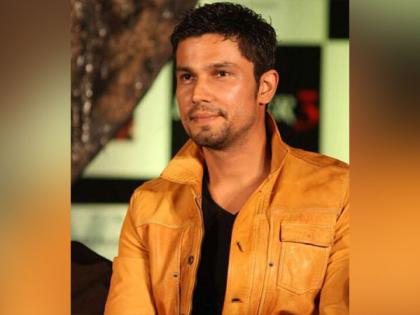 Randeep Hooda distributes ration to flood-hit victims in Haryana | Randeep Hooda distributes ration to flood-hit victims in Haryana Randeep Hooda distributes ration to flood-hit victims in Haryana | Randeep Hooda distributes ration to flood-hit victims in Haryana