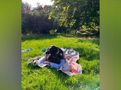 Kareena Kapoor Khan takes a nap with son Jeh in park, see pic | Kareena Kapoor Khan takes a nap with son Jeh in park, see pic