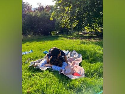 Kareena Kapoor Khan takes a nap with son Jeh in park, see pic | Kareena Kapoor Khan takes a nap with son Jeh in park, see pic Kareena Kapoor Khan takes a nap with son Jeh in park, see pic | Kareena Kapoor Khan takes a nap with son Jeh in park, see pic