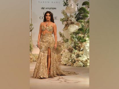 Bhumi Pednekar glitters in gold at India Couture Week | Bhumi Pednekar glitters in gold at India Couture Week