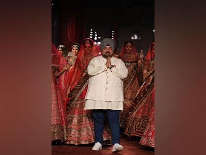 India Couture Week 2023: Designer JJ Valaya displays new ‘Baroda’ collection | India Couture Week 2023: Designer JJ Valaya displays new ‘Baroda’ collection India Couture Week 2023: Designer JJ Valaya displays new ‘Baroda’ collection | India Couture Week 2023: Designer JJ Valaya displays new ‘Baroda’ collection