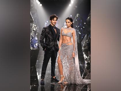 Ishaan Khatter, Sobhita Dhulipala turn up the heat at India Couture Week 2023 | Ishaan Khatter, Sobhita Dhulipala turn up the heat at India Couture Week 2023 Ishaan Khatter, Sobhita Dhulipala turn up the heat at India Couture Week 2023 | Ishaan Khatter, Sobhita Dhulipala turn up the heat at India Couture Week 2023