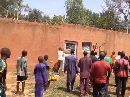 Niger: Pro-coup protestors attack French Embassy, shout "long live Putin" | Niger: Pro-coup protestors attack French Embassy, shout "long live Putin" Niger: Pro-coup protestors attack French Embassy, shout "long live Putin" | Niger: Pro-coup protestors attack French Embassy, shout "long live Putin"